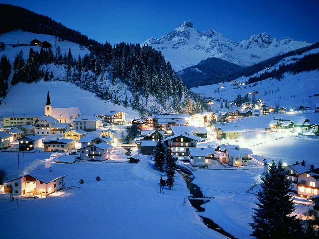 Casas iluminadas en la nieve