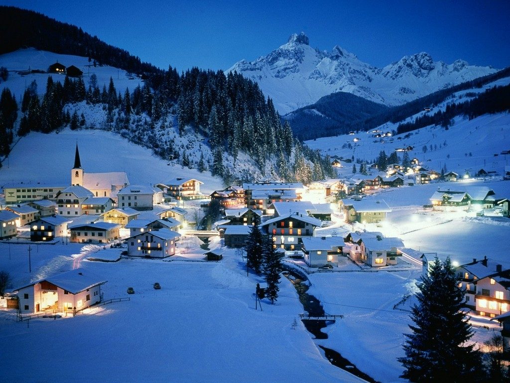 Casas iluminadas en la nieve