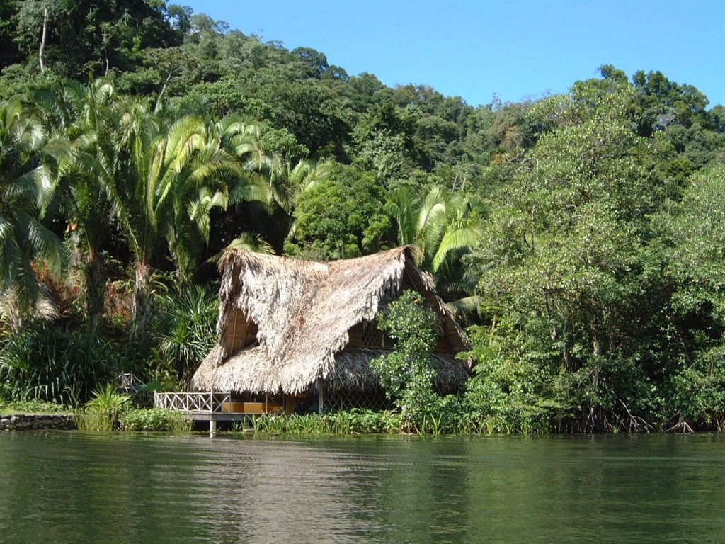 Choza cerca del rio