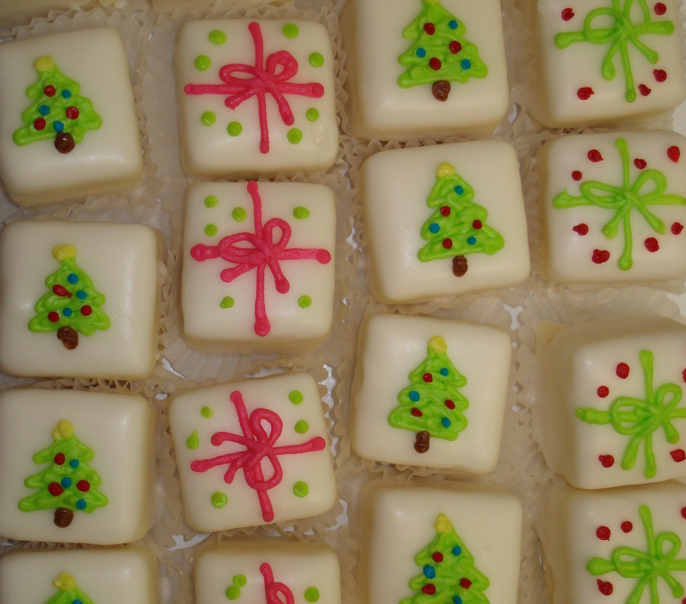 Fondo de pantalla dulces con arbolitos y regalos
