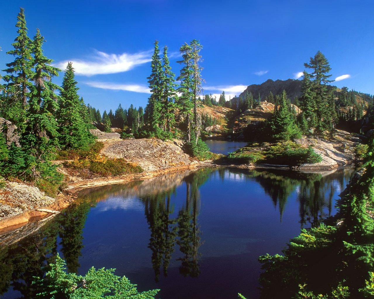 Laguna y montañas
