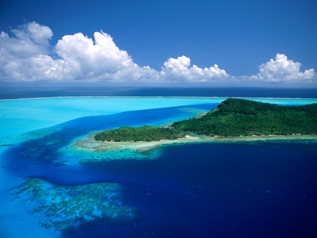 Mar azul con isla