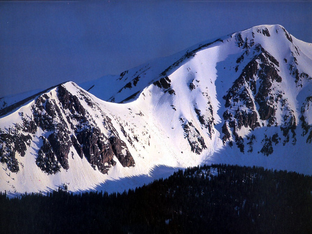Montaña con nieve