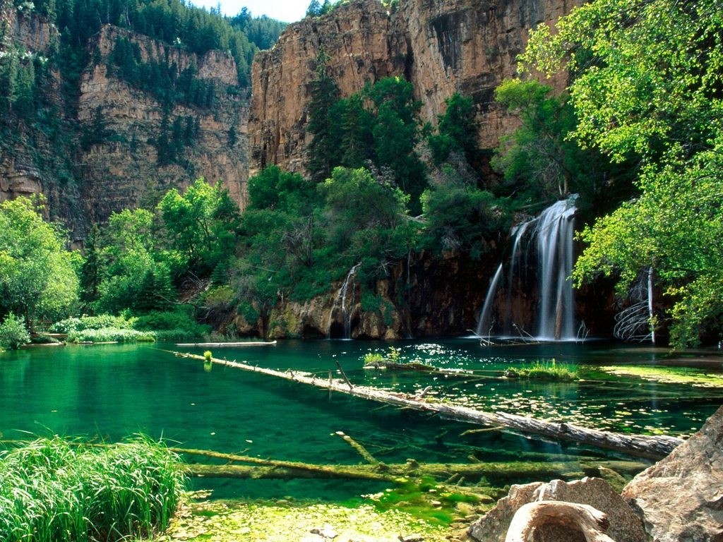Montañas con cascada
