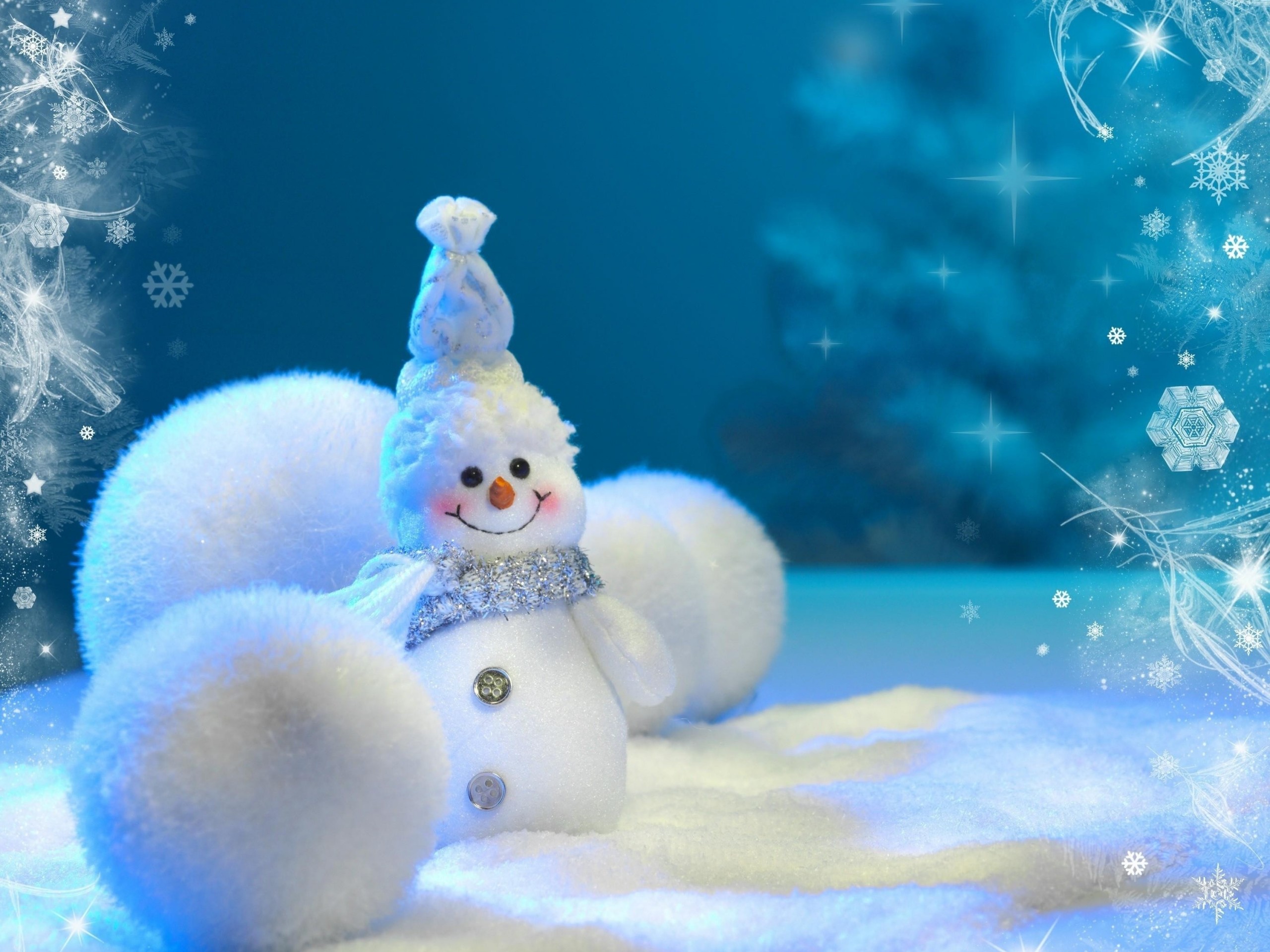 Muneco de navidad con nieve y bolas de navidad en color blanco