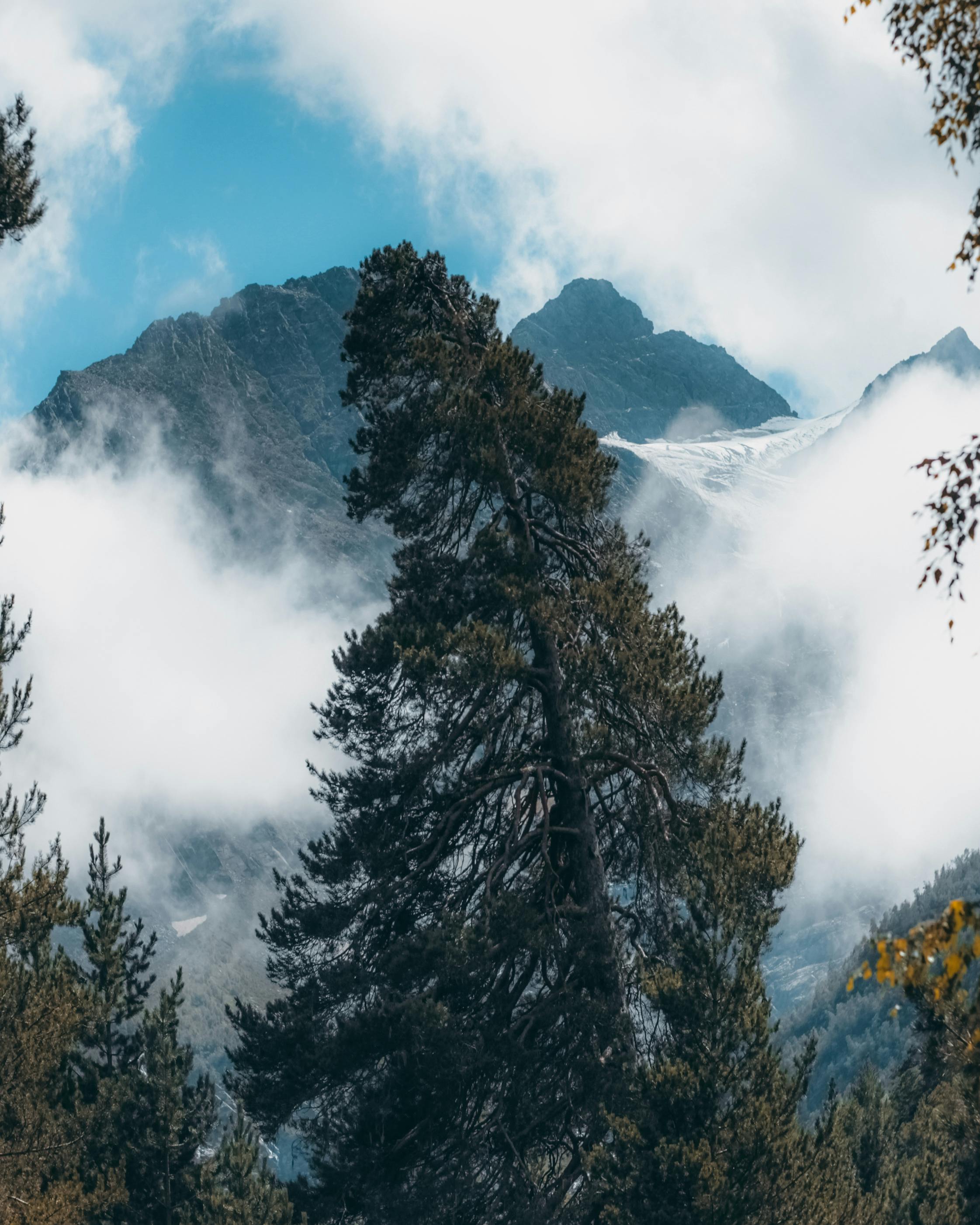 Montañas y nubes, naturaleza, paisajes, fondo de pantalla, paisaje montañoso, belleza natural, tranquilidad, aire libre.